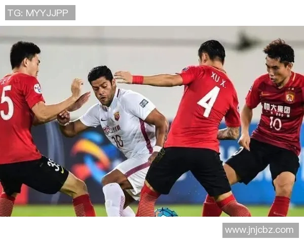 上港与重庆精彩对决重播回顾赛场瞬间与精彩进球分析